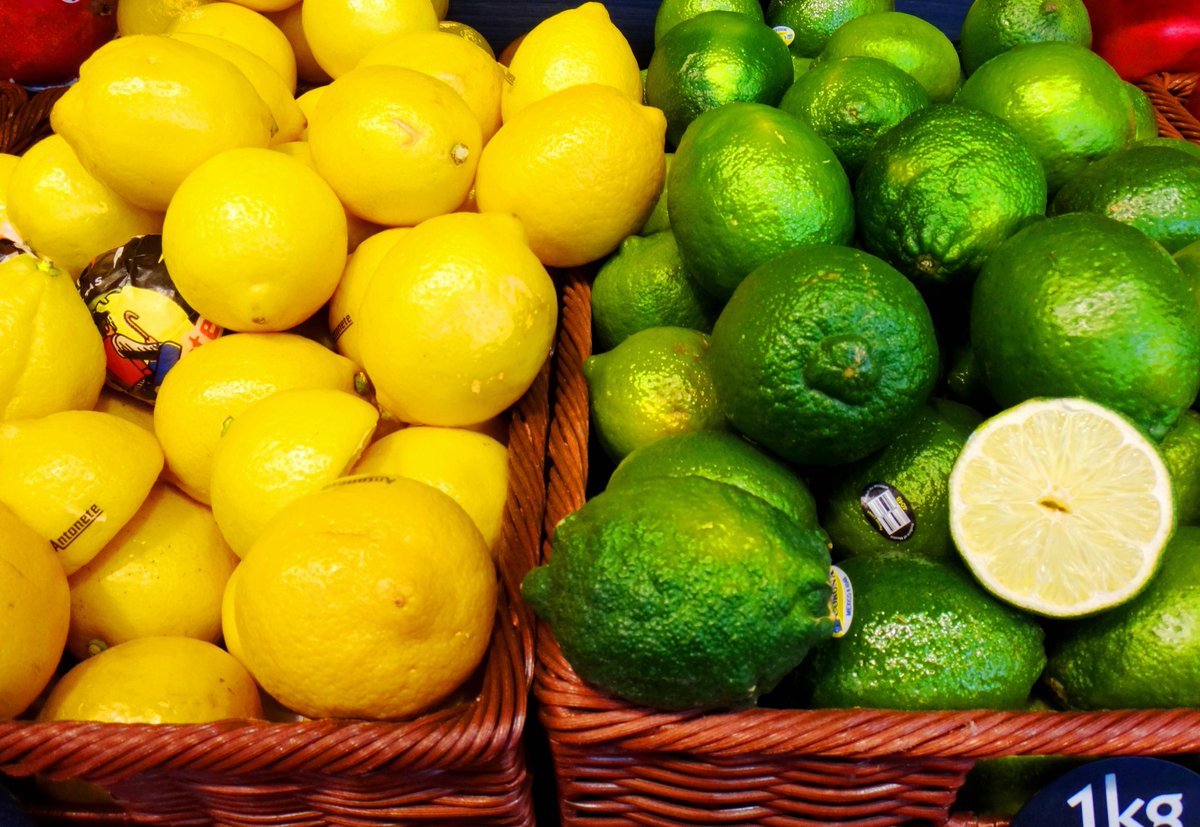 冨永 格 たぬちん 買い物カートを転がし水買い 店にレモンとライム 仏語で緑レモン が並んでいました 色違いの兄弟なのにキロあたりの値段は後者が前者の2 6倍 レモンは隣国スペイン産 ライムはブラジル産 本来の価格差を関税や輸送費が拡げている