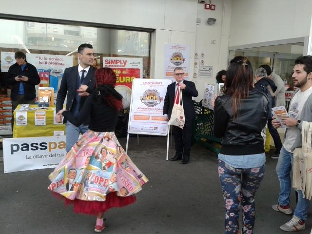 AlessiaAlb's tweet photo. Durante il #CashMob anche il Rettore @unitorvergata esprime il suo voto con il portafoglio al @cashmobtbm @ETicaNews http://t.co/5QvGBRMdVo