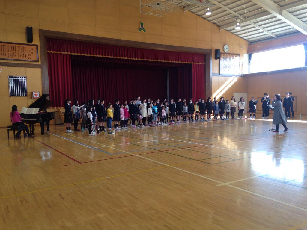 心に花を咲かせよう合唱団 岩手組は 原町小学校と多賀城 高校のみんなと合同で練習を行いました 途中から ここ花の福島組も合流 上田真紀先生に指導して頂きました 2つの学校だけでも大迫力の合唱で 明日が楽しみです Http T Co F6tjj7rzay