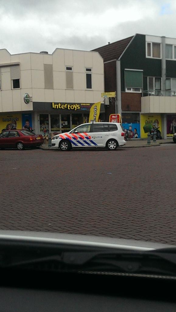 corina_kramer's tweet photo. @wijkagtcobussen is dit normaal om een auto te parkeren midden in een bocht #foutparkeren http://t.co/zxhX5TXaBX