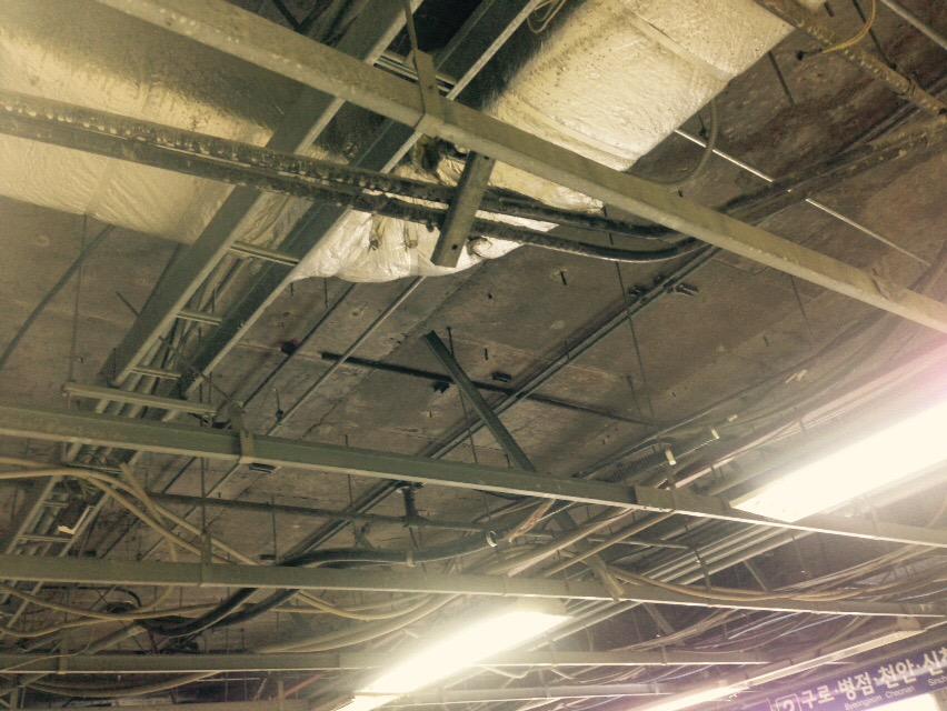 바로 시정“<a href="/gombury/">김호중</a>: 신도림역 위험...지상 3번홈으로 올라가는 계단위 안전그물 파손으로 낙하물 위험! 지하구간 천정도 마찬가지 #위험해 <a href="/wonsoonpark/">박원순</a> <a href="/korail1899/">한철국도</a> #낙석주의_신도림역 ”