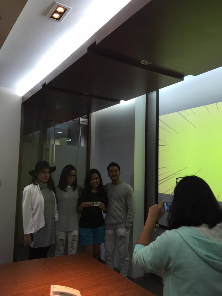 AudreyTapiheru's tweet photo. "@GAC_music: @gamal1990 @TapiheruAudrey @AbigailCantika M&amp;G dulu sebelum manggung di #PGMT @987Genfm http://t.co/Twcdkfo8MW"
