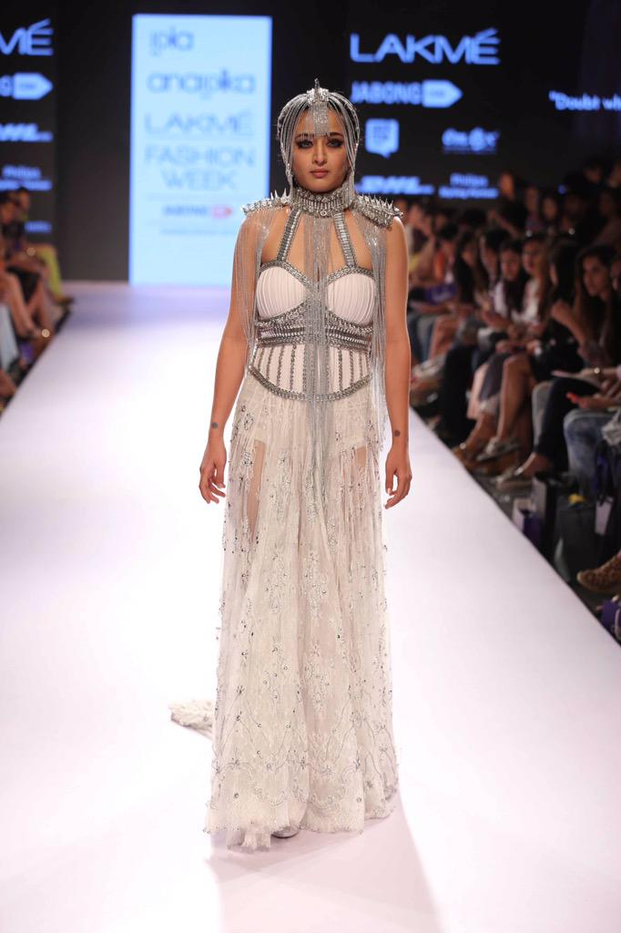 HarleenTrends's tweet photo. #TrendingToday #IIKAbyAnaiikka @LakmeFashionWk unleashing her version of a #warrior sari #fashion #Couture #LFW15 http://t.co/Nua5vyMBtX