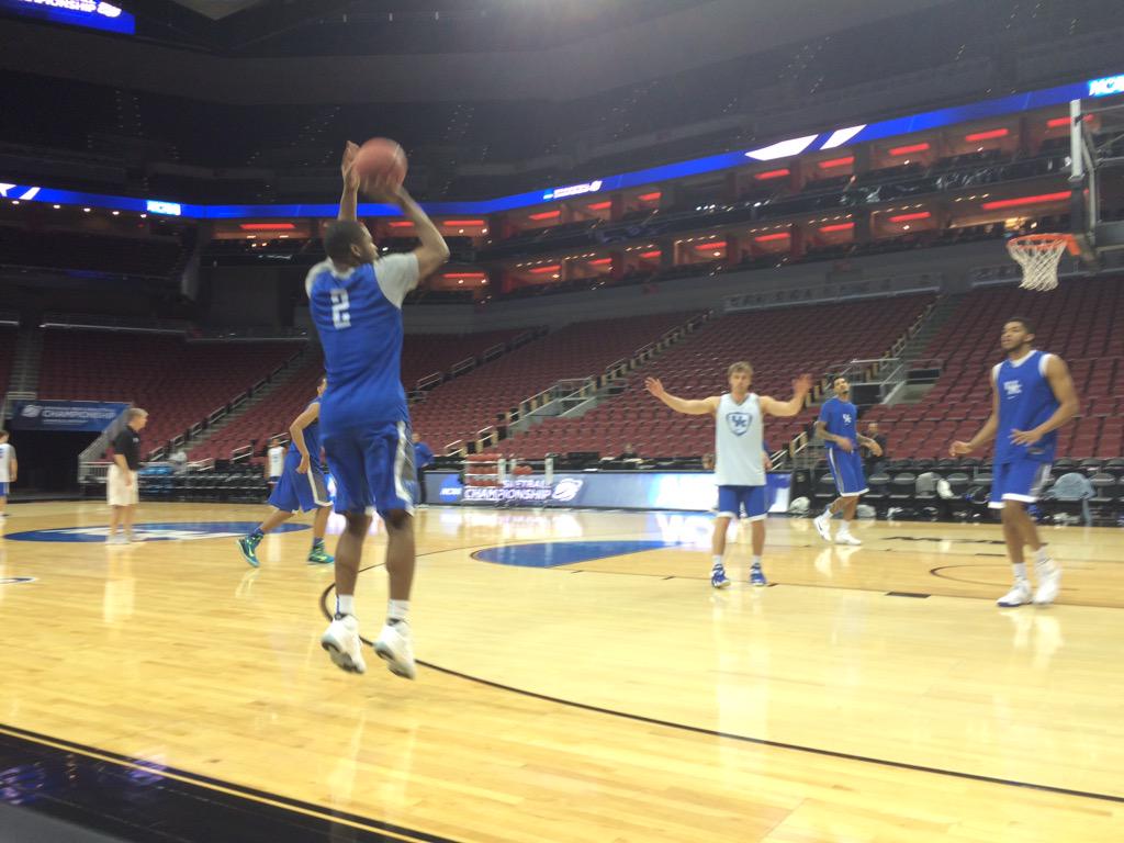 Quality contest by Lanter. RT <a href="/KentuckyMBB/">Kentucky Men’s Basketball</a>: Getting ready for the Bearcats at shootaround.