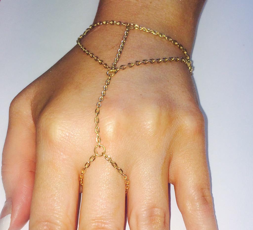 DevineNails1's tweet image. ✨We have two of these gorgeous Hand Chains in stock. (Can also be worn around your ankle) £4.50 💅 #womaninbiz