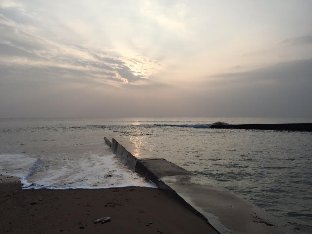 yannthomas85's tweet photo. Ils surfent sur la #maréedusiècle à @olonnesurmer #lesGranges ! cc @YannickMOREAU http://t.co/Lb416RXQma