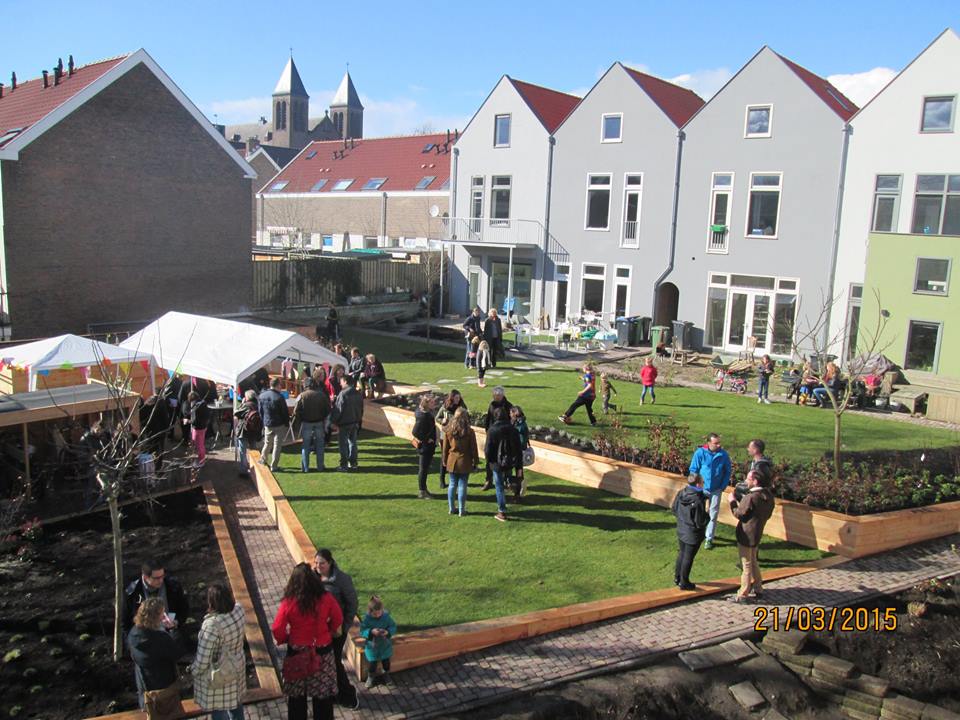 klusfactor's tweet image. .....en geniet van deze 2e en zonnige lentedag @sintmartenshof "Opening gezamenlijke tuin #klushuizen #Arnhem http://t.co/HxV52qL9L2” (2/2)