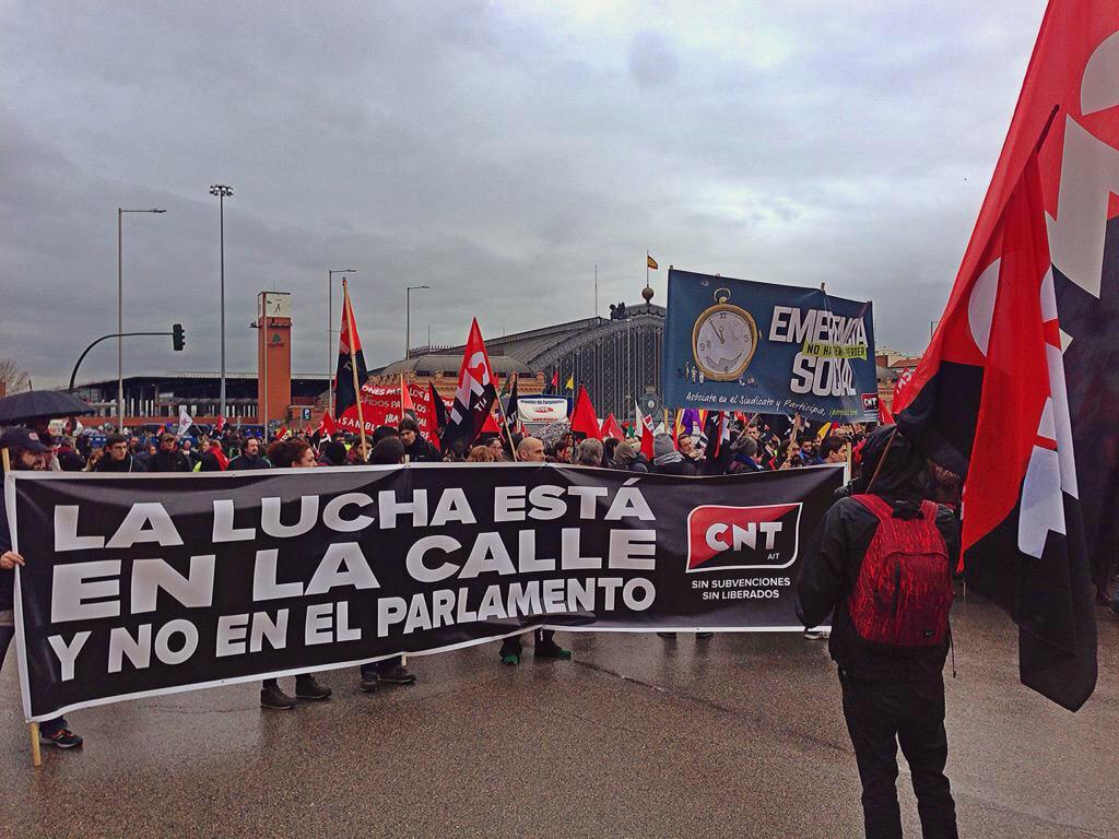 manelmarquez's tweet photo. Seguimiento en @kaosenlarednet #MarchasDeLaDignidad #Dignidad21M Pan trabajo techo! #Madrid http://t.co/tl4M21hCoi http://t.co/mRdikP93VN