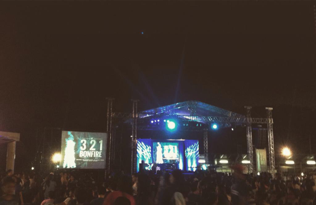 BYOBurrito's tweet photo. Building it big and bad at the Ateneo bonfire 🔥 #BYOBxBonfire http://t.co/v9Len3OnfM