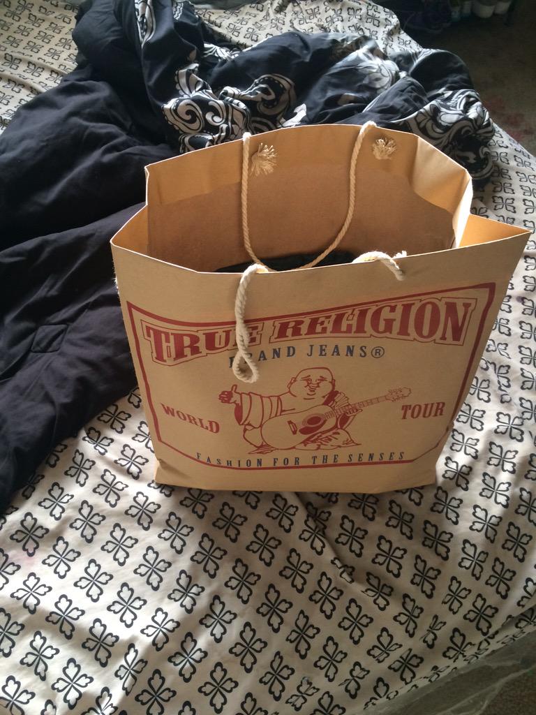 kushy_jane's tweet image. He come bk with gifts 😍😍😍 #crazyasss #heloveme #whateverthatis 💁👑