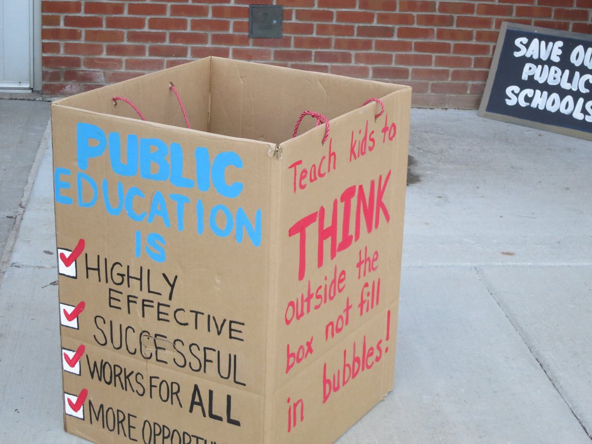 TheBonziBomber's tweet photo. @NYGovCuomo @SpprtTeachers @nysut  CAN YOU HEAR US NOW??? http://t.co/21NLdsuRLQ