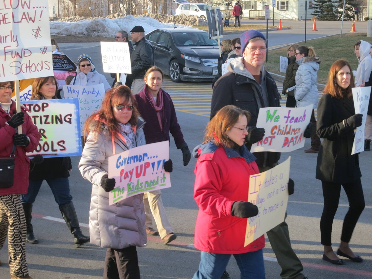 TheBonziBomber's tweet photo. @NYGovCuomo @SpprtTeachers @nysut  CAN YOU HEAR US NOW??? http://t.co/21NLdsuRLQ