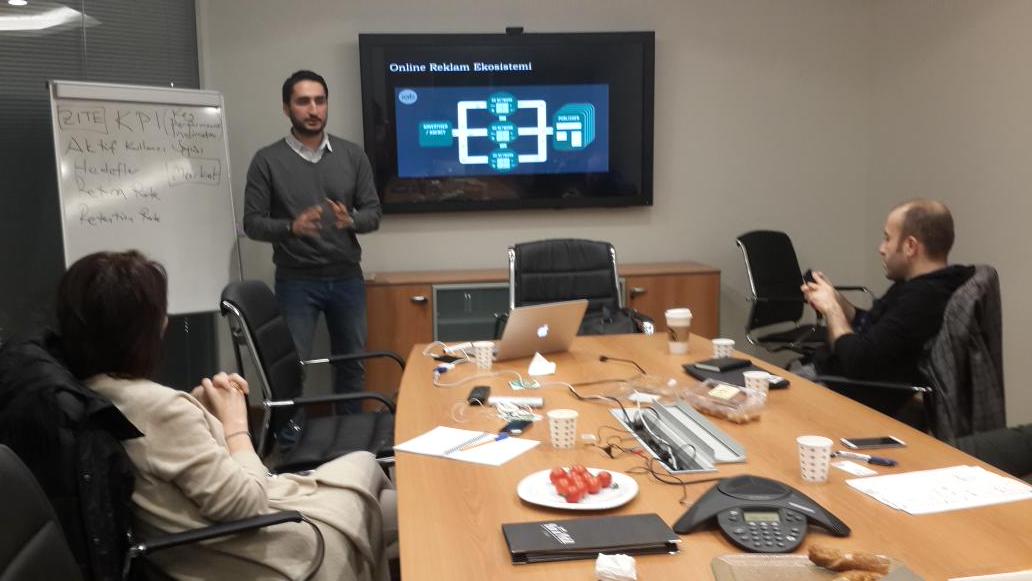 STAGECoPlatform's tweet photo. @z_erenkocyigit ile dijital pazarlama, ve #KPI dunyasindayiz :) #mentorship training #stagecomasters http://t.co/P6ixPiYp1v
