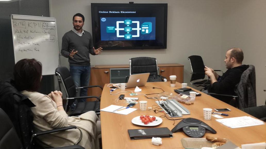 STAGECoPlatform's tweet photo. @z_erenkocyigit ile dijital pazarlama, ve #KPI dunyasindayiz :) #mentorship training #stagecomasters http://t.co/P6ixPiYp1v