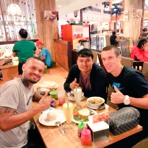 <a href="/romangolian15/">Roman Golian</a> <a href="/budikurnia/">budi kurnia</a> - dinner whit friends !!!