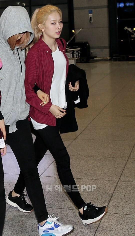 REDVELVET_TH's tweet photo. [NEWS/PIC] 150321 #YERI #JOY #SEULGI at Incheon Airport (cr. 헤를드POP) #REDVELVET_TH http://t.co/WswMzJHZ7e