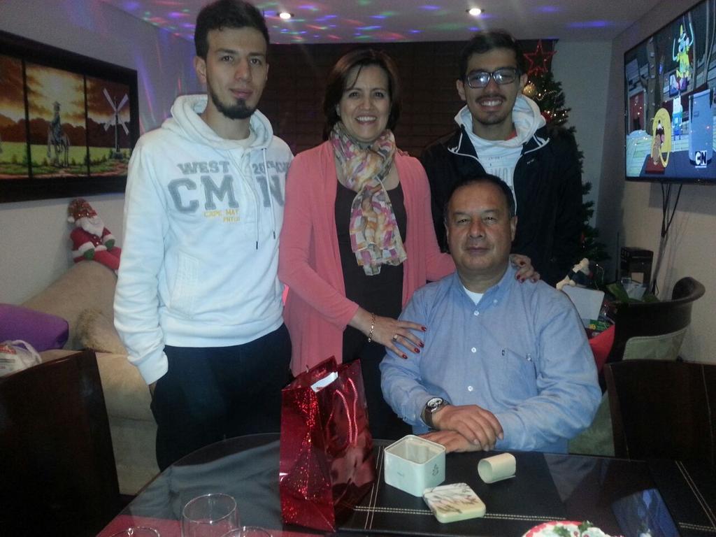hopsita2012's tweet photo. @BravissimoCity estos son los hombres de mi casa los amo mucho mi esposo e hijos http://t.co/lP5ihT4AgA