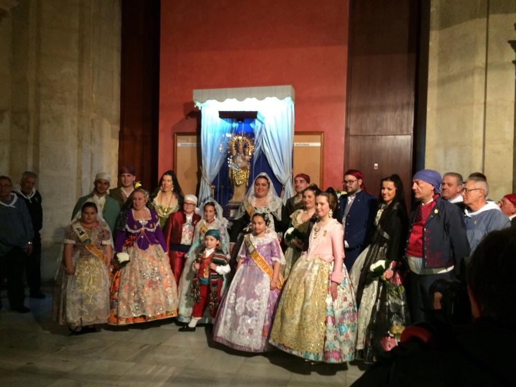 FCabrerizo's tweet photo. Dia 18 ofrena a la mare de deu i sopar i festa per la nit @fallasantjordi http://t.co/Tq16AgLHaX