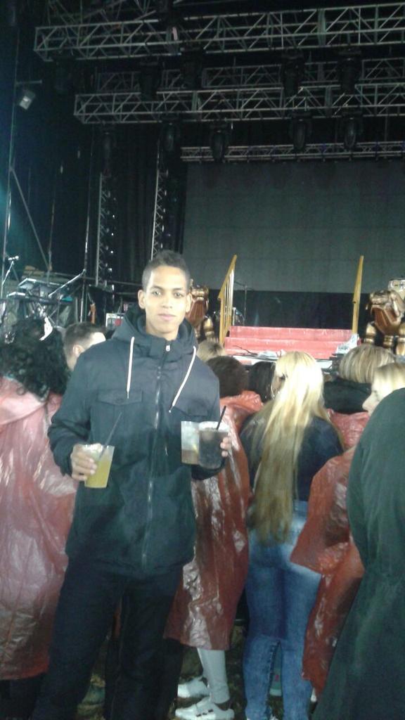 RandyOfLion's tweet photo. Buen concierto de @RomeoSantosPage ayer en Toledo con @janidelema http://t.co/2LdKOwnrrQ