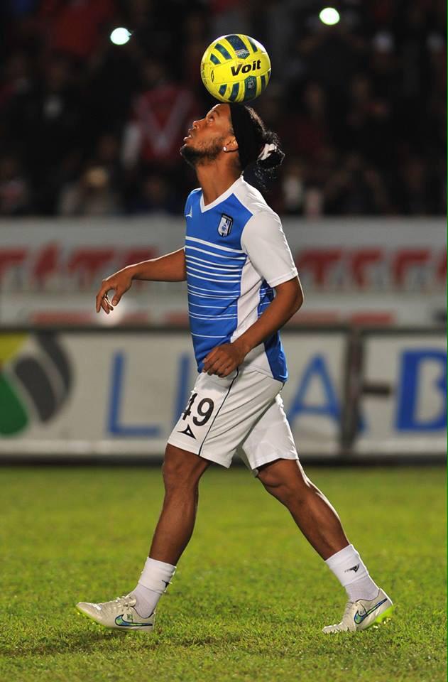 mediotiempo's tweet photo. #UnDíaComoHoy de 1980 nació en Porto Alegre la fiesta hecha futbolista ¡Felicidades! ¿Dónde el festejo @10Ronaldinho? http://t.co/LFiv53AFCa
