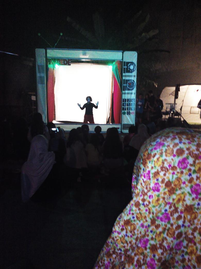 Ini ga kalah seru nya bro,,pantomime ala joko joker masup tipi guede... #TVKeliling