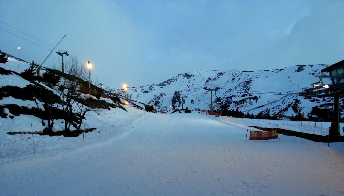 websierranevada's tweet photo. Hoy esquí Nocturno, de 19.30 a 23.00 h. (última subida 22.30 h.) y mañana Primeras Huellas a partir de las 07.30h http://t.co/oLCSuMN59o