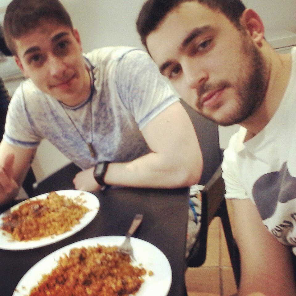 israsao94's tweet photo. Paellaza con @ar_mariete #Valencia http://t.co/rJHhJlvETw