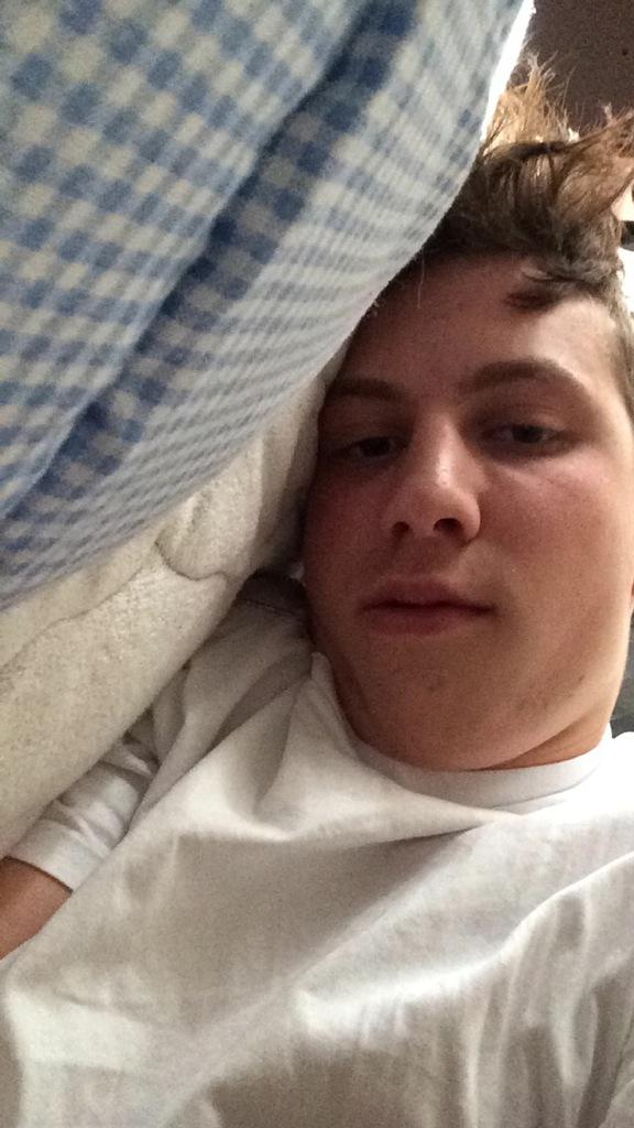 @JHNNKRSTFR er að reyna koma mér á fætur peppaðu mig