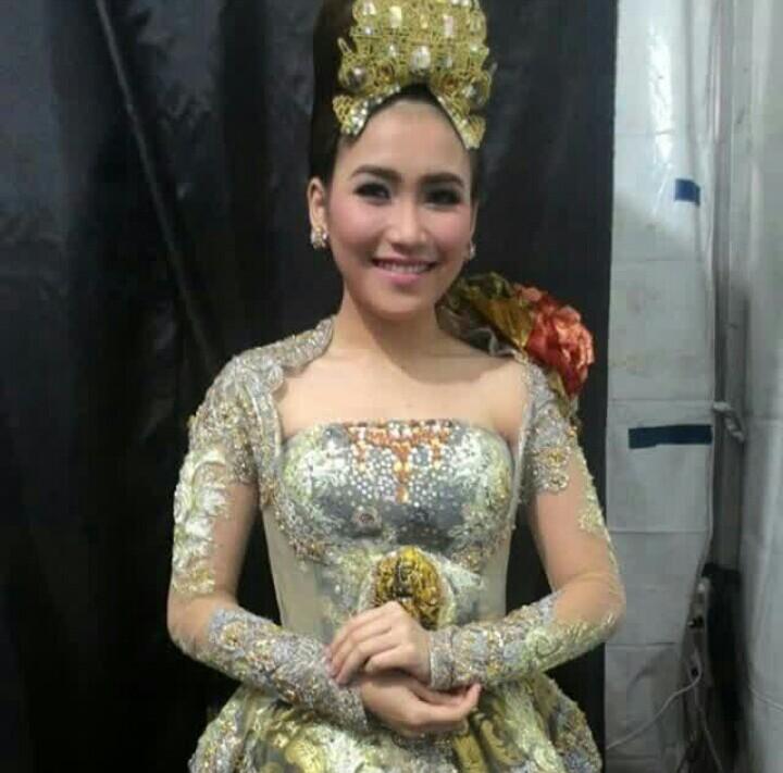 BuddyFinru's tweet photo. Dayang putihnya cantik banget,kira2 bandung bondowosonya kecntol gak ya....?😄  @ayutingting_new @Shaheer_S http://t.co/7qNRICA51k