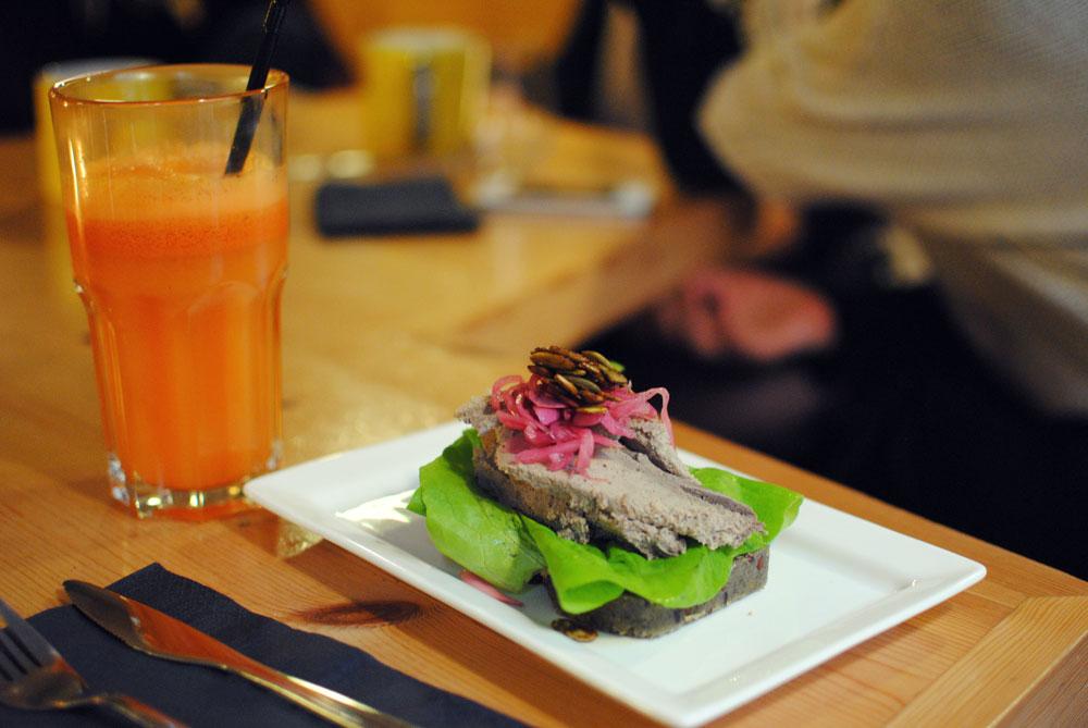 VisitCopenhagen's tweet image. #localtips: @simpleRAW, a raw/vegan restaurant in Vesterbro, by @LinnKatarina lnk.to/simpleraw