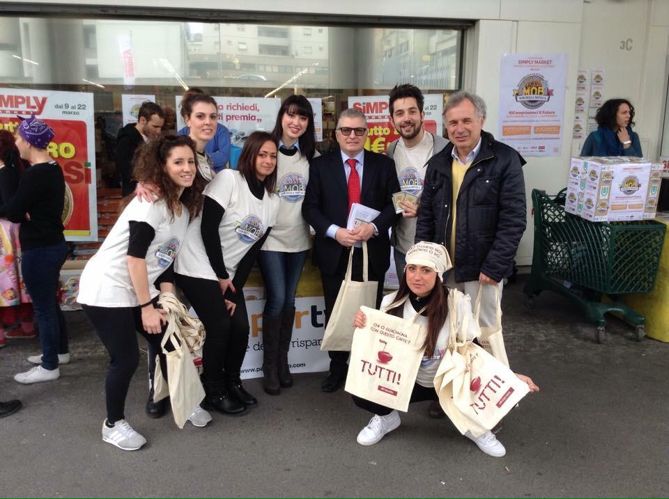 cashmobtbm's tweet photo. Il Rettore presente al Cash Mob RiCompriamoci il Fututo @unitorvergata #MobEtici #EquoMob @altromercato @NeXteconomia http://t.co/S1CgUScTQ8