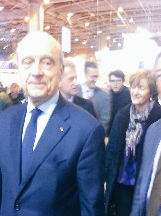 srnm31's tweet photo. @alainjuppe aime toujours la #BD après le stand du Lombard au #FIBD2015 il visite celui de Dupuis au @Salondulivre http://t.co/ur1kPBRslM