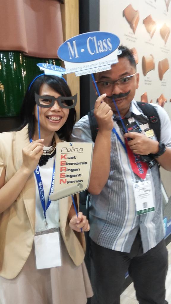dv_liem's tweet photo. Yuks selfie yuks di booth M-Class di JCC Senayan Hall B booth KK01A ✌ I Love M-Class #mclassroofkeren @mclassroof http://t.co/6HpfidNtYP
