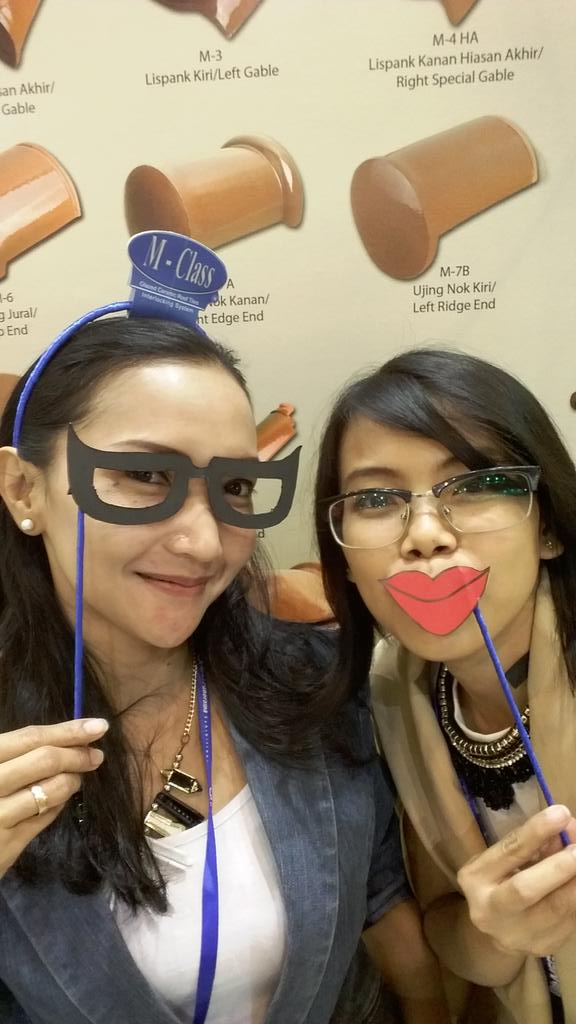 dv_liem's tweet photo. Yuks selfie yuks di booth M-Class di JCC Senayan Hall B booth KK01A ✌ I Love M-Class #mclassroofkeren @mclassroof http://t.co/6HpfidNtYP