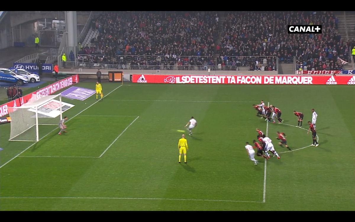 LinoTreize's tweet photo. Bizarrement les lyonnais de demandent pas à retirer le pénalty http://t.co/INjoTTQzwt