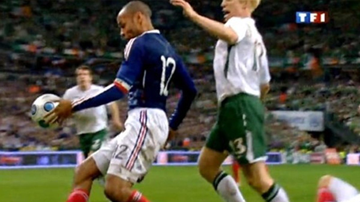 paddypower's tweet photo. 'Mon now France. It's the least you could do. #SixNations http://t.co/M6Hub2YH8z