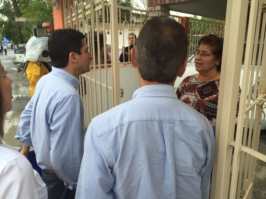 MauroGuerraNL's tweet photo. Nuestro candidato @FelipeCantuR recorriendo #Cadereyta con @garza_gricelda y @dr_preciado #elNLqueMerecemos http://t.co/QhQxaic39Y