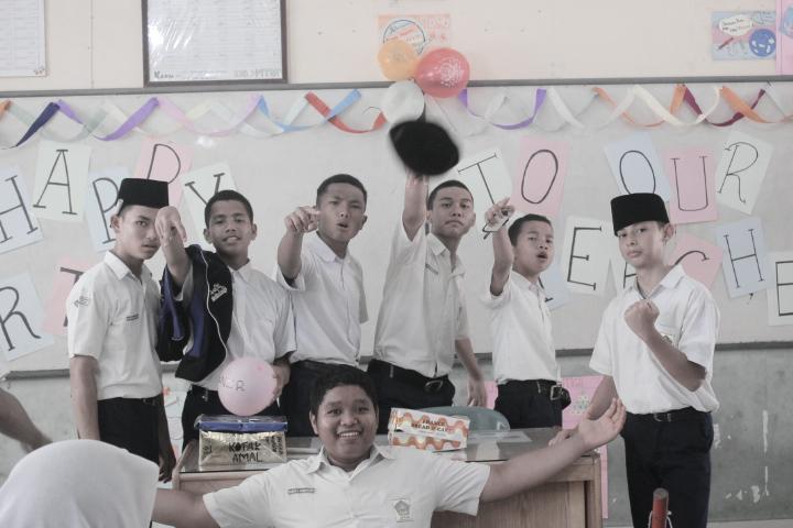 Makaan sama sama dikelas haha😋😆