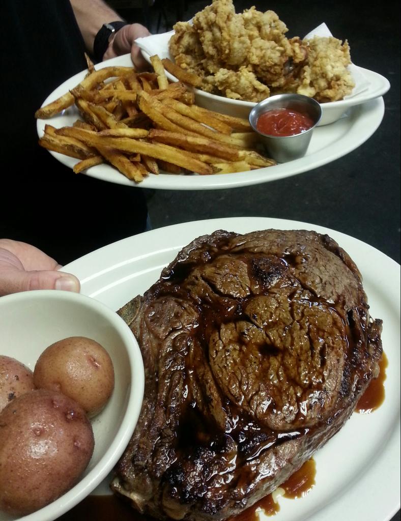 DoesEatPlaceBR's tweet photo. What's on your plate tonight? #MeatMeAtDoes http://t.co/JiM85FM2bP