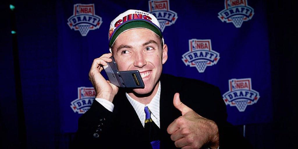 Retweet to join us in congratulating one of the all-time Suns greats, <a href="/SteveNash/">Steve Nash</a>, on an MVP career! #ThankYouSteve