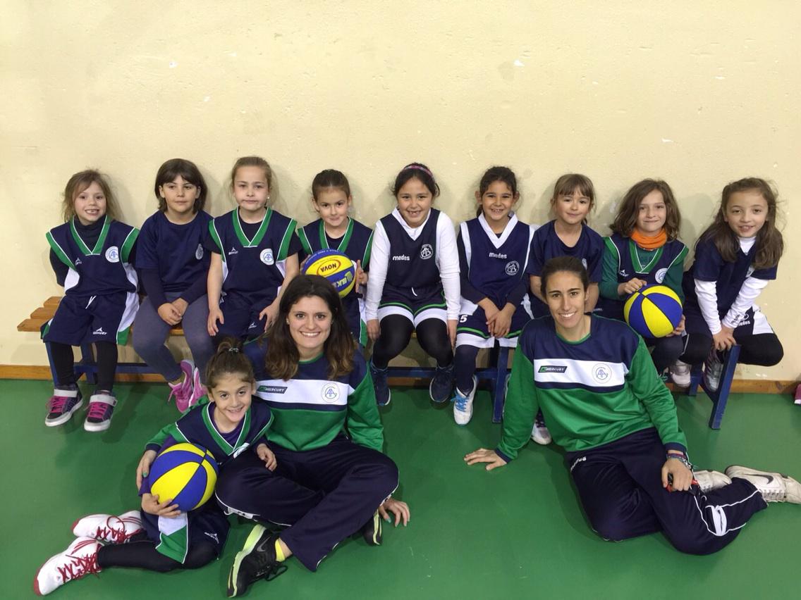 Adaagzgz's tweet photo. Gran partido de las chicas de primero de escuelas frente a San Vicente de Paul. http://t.co/bYeqdKsSXa