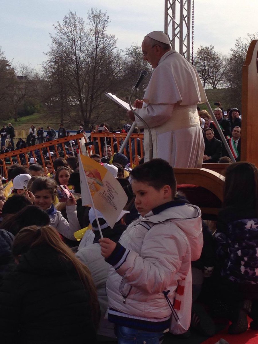 antoniospadaro's tweet photo. “@CtvVa: I #VIDEO e le #FOTO di #PapaFrancesco a #Napoli -> http://t.co/bYxY7HozLz #papanapoli http://t.co/QVkaRzhWyK”