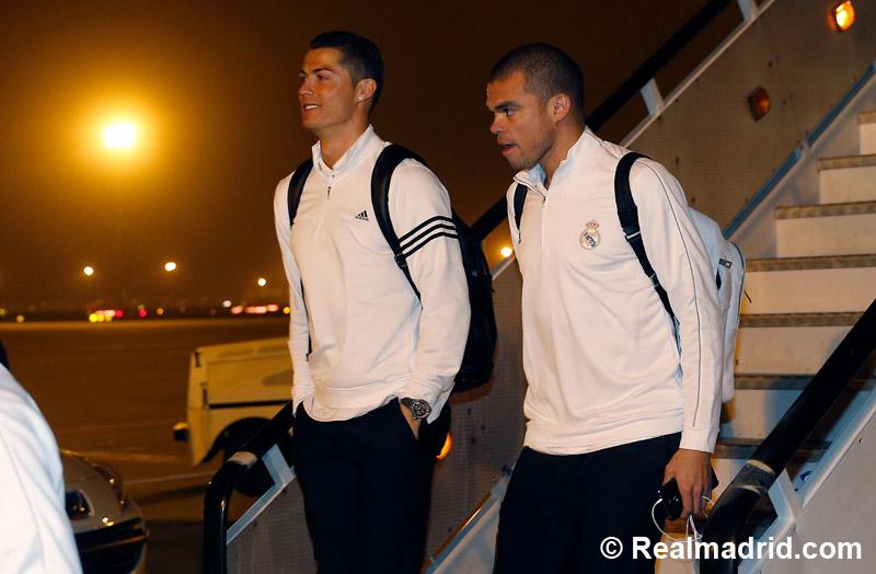 realmadrid's tweet photo. Gran recibimiento al equipo a su llegada a Barcelona #ElClásico @Cristiano @SergioRamos @ToniKroos @officialpepe http://t.co/heJYiCUXgd
