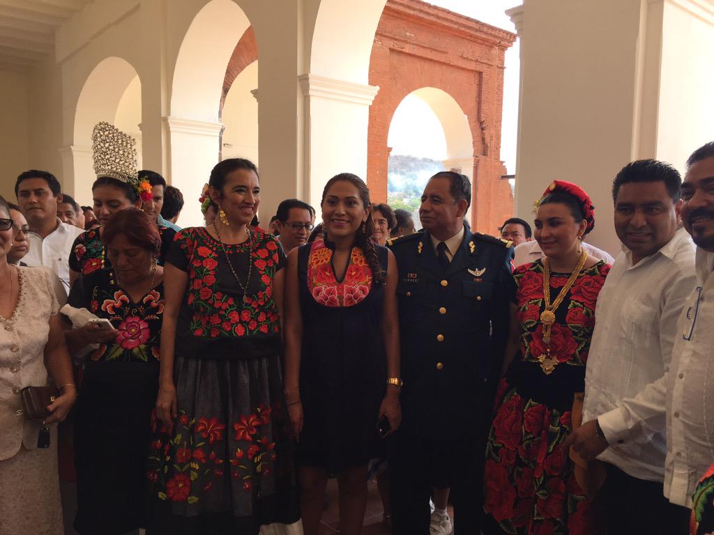 Yes_Nolasco's tweet photo. Hoy concreto otra gestión más de las que he realizado para Tehuantepec, inauguré la sala de cabildos del Palacio Mpal http://t.co/UZMPkzJM2F