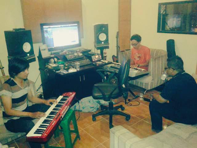 TheRespect's tweet image. Sukses buat project @WhiteAliansi . 2 buah lagu dalam 1 malam buat event festival indie ntar. Semangat jg Mr. f