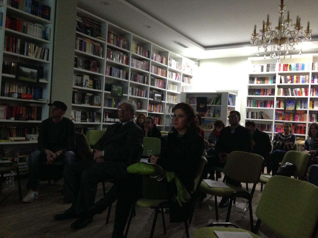MirelaKumbaro's tweet photo. Po ndodh: kur dita dhe nata barazohen ne 21 mars Dita e Poezise #TiranaTimes #Poeteka #XhevahirSpahiu http://t.co/7sdUDzppQy