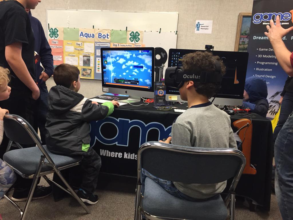 theonlypinaki's tweet image. Robots, circuits, eggs, printers, and more at #makersday #kidsintech