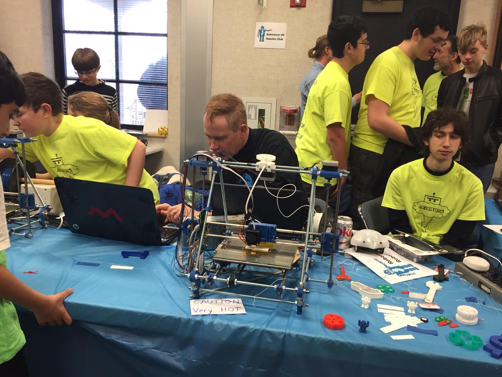 theonlypinaki's tweet image. Robots, circuits, eggs, printers, and more at #makersday #kidsintech
