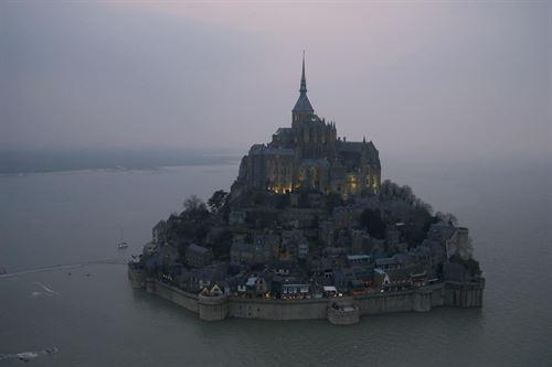europapress's tweet photo. La 'marea del siglo' convierte el Monte Saint Michel en un islote - http://t.co/55eMmo9pS7 http://t.co/9AU5huj8KR