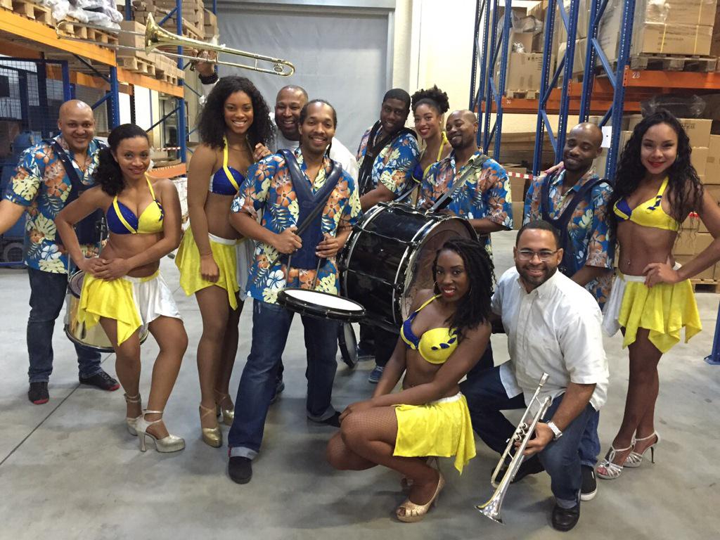 Santai Samba Brass Band bij het 25 jarig bestaan van Roessink Kantoormeubelen